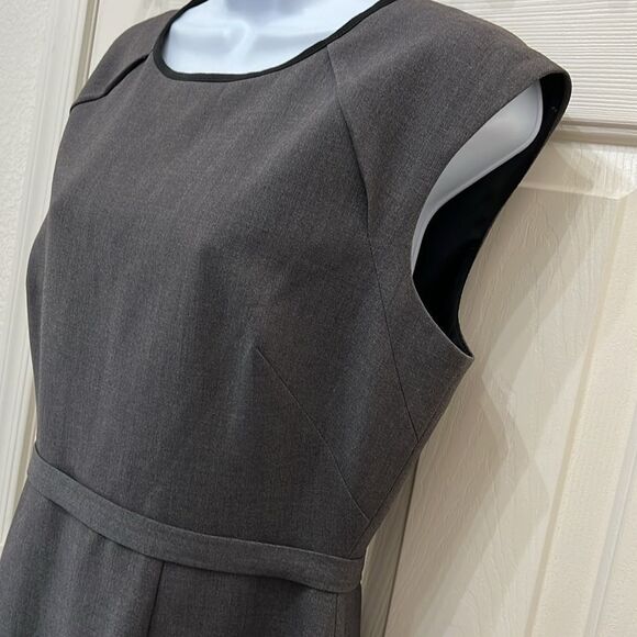 Tahari Gray And Black Sheath Midi Dress Scoop Neck Sleeveless US Size 10 Lined - Picture 4 of 12